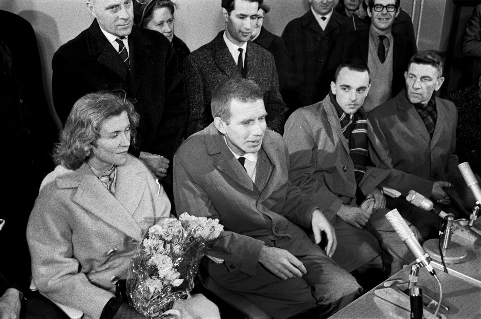 Aankomst Reydon en de Jager uit Rusland op Schiphol De aankomst, Bestanddeelnr 915-8100