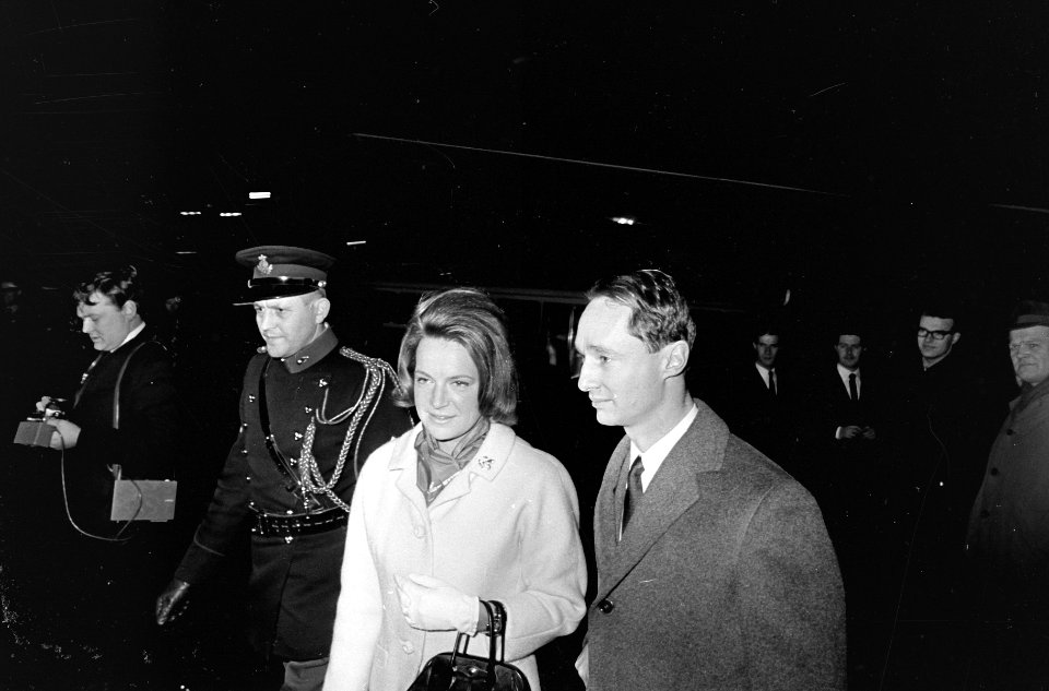 Aankomst prinses Irene en prins Carlos op Schiphol, Bestanddeelnr 918-8424