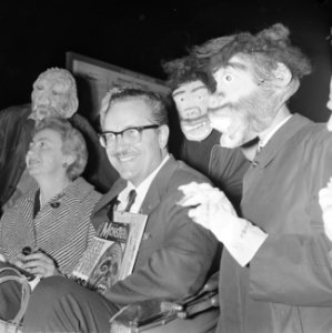 Aankomst Forrest Ackerman op Centraal Station (literair agent) te midden van twe, Bestanddeelnr 918-0588