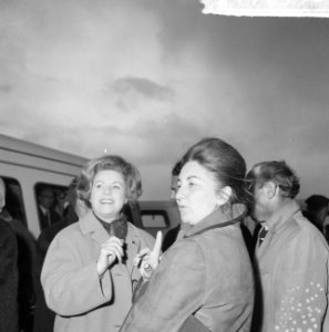 Aankomst evacuees uit Congo op Schiphol, midden mevrouw Blokpoel, Bestanddeelnr 917-1990