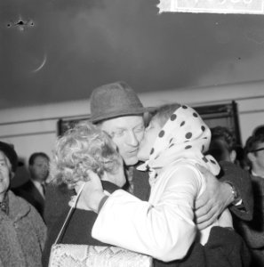 Aankomst evacuees uit Congo op Schiphol, mevrouw Posthuma begroet door haar oude, Bestanddeelnr 917-1986