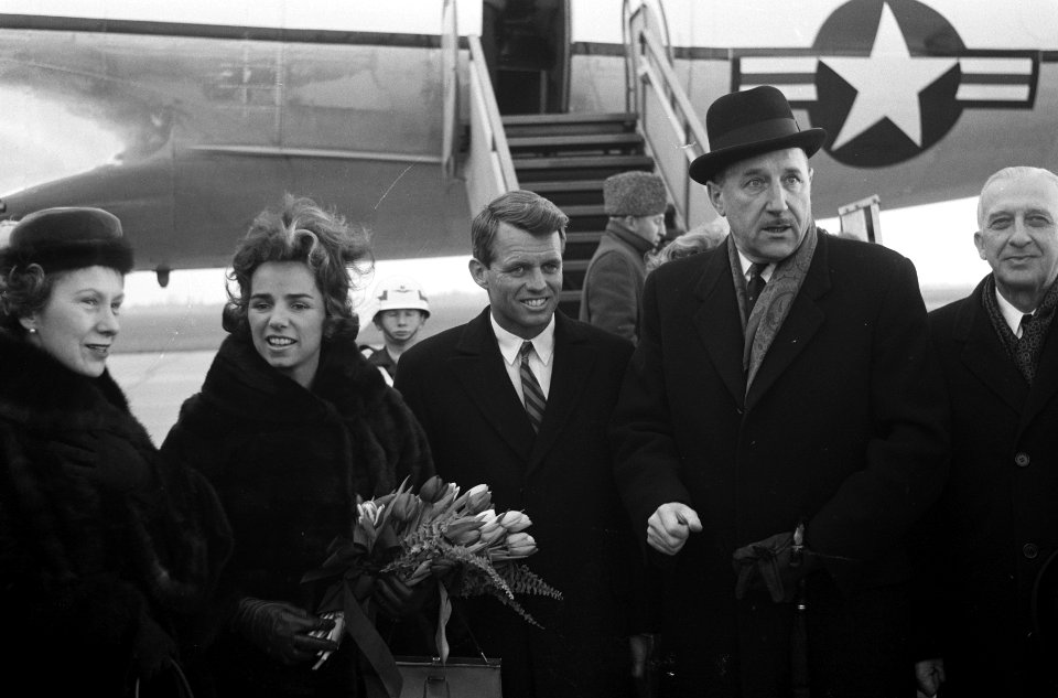 Aankomst R. Kennedy . Mevrouw Luns , mevrouw Kennedy en minister Luns, Bestanddeelnr 913-5626