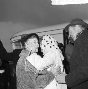 Aankomst evacuees uit Congo op Schiphol, mevrouw Posthuma begroet door haar oude, Bestanddeelnr 917-1988