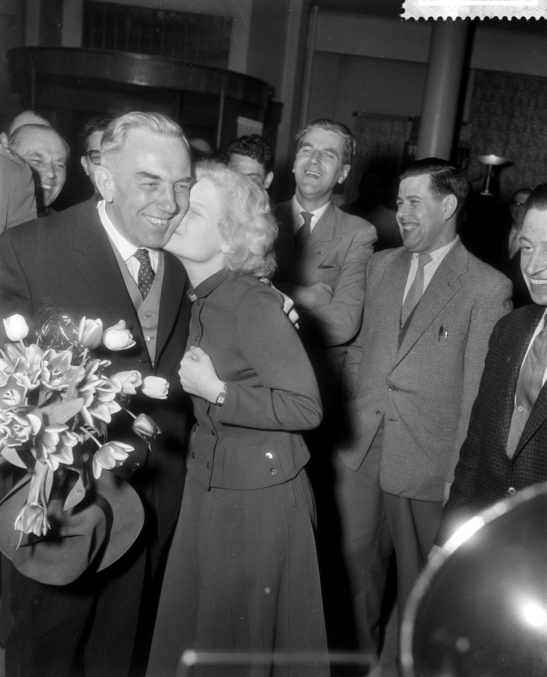 Aankomst van de heer H. C. J. Schmidt in hotel Terminus in Den Haag , de heer H., Bestanddeelnr 910-2375