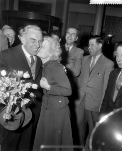 Aankomst van de heer H. C. J. Schmidt in hotel Terminus in Den Haag , de heer H., Bestanddeelnr 910-2375
