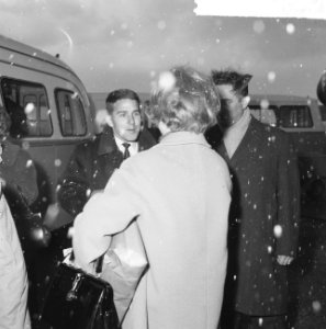 Aankomst evacuees uit Congo op Schiphol, rechts minister Marijnen, links Philp B, Bestanddeelnr 917-1993