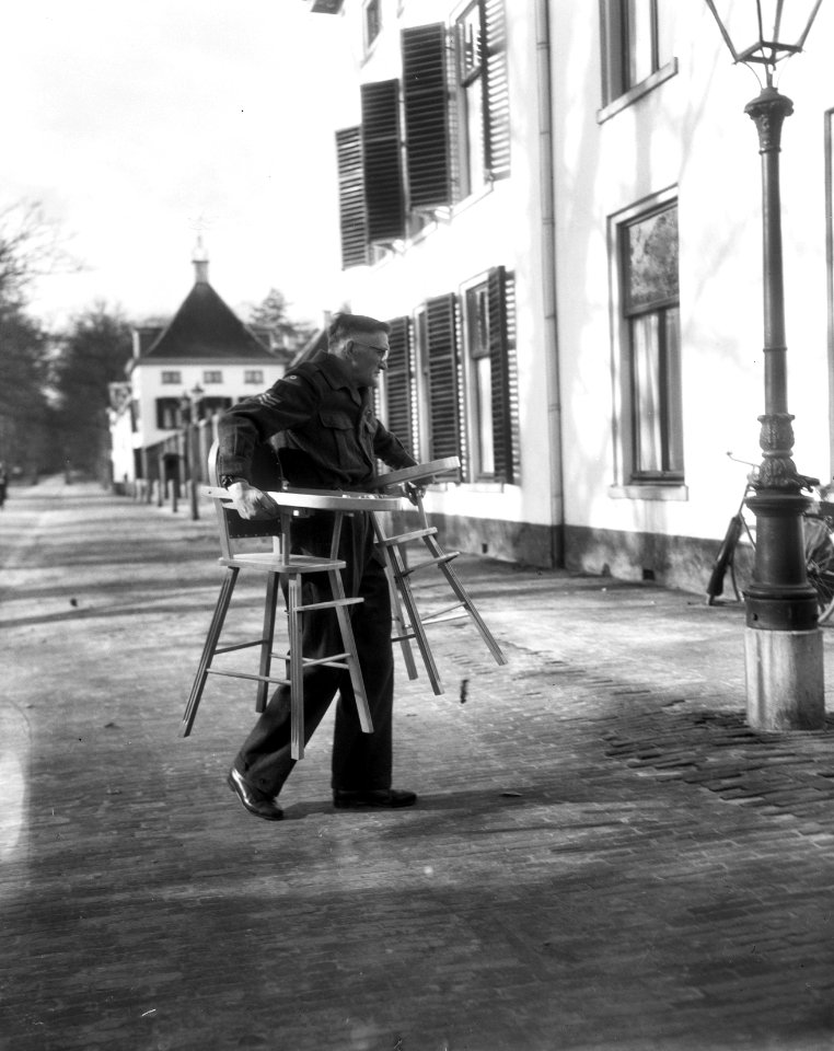 Aankomst evacues op Paleis het Loo te Apeldoorn, Bestanddeelnr 909-3207