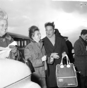 Aankomst evacuees uit Congo op Schiphol, links mevrouw Blokpoel met minister Mar, Bestanddeelnr 917-1985