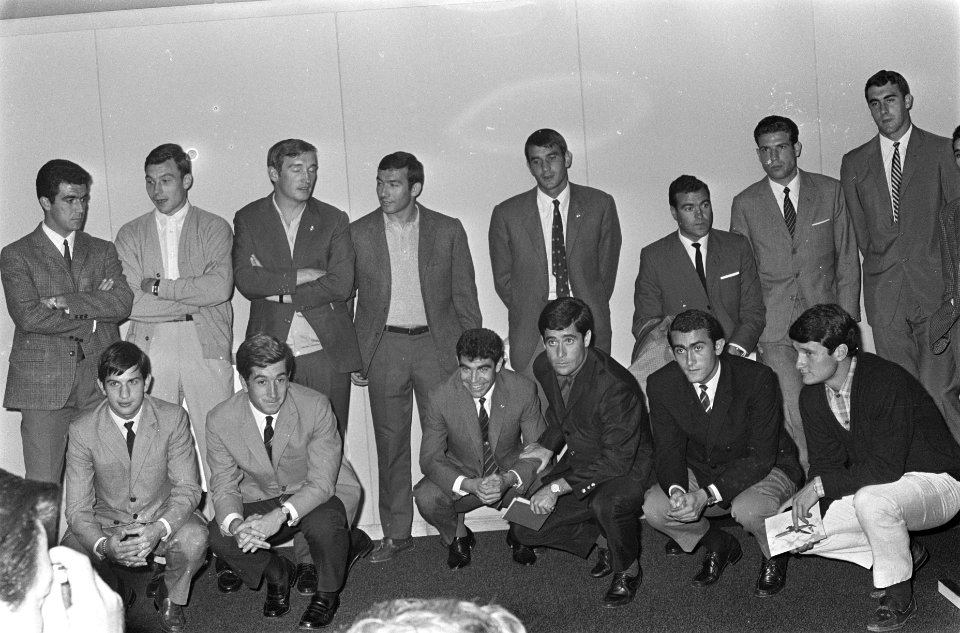 Aankomst Real Madrid op Schiphol. Het elftal met verzorgers in perskamer, Bestanddeelnr 920-7132