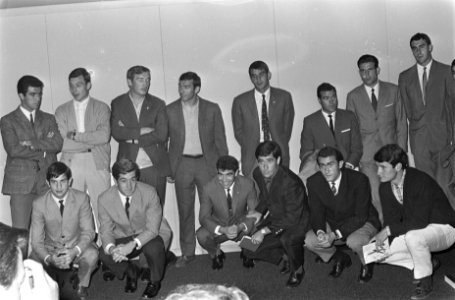 Aankomst Real Madrid op Schiphol. Het elftal met verzorgers in perskamer, Bestanddeelnr 920-7132