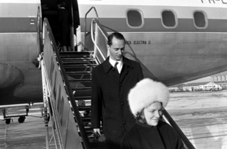 Aankomst prinses Irene en Hugo Carlos op Schiphol, prinses Irene en Hugo Carlos , Bestanddeelnr 918-6171