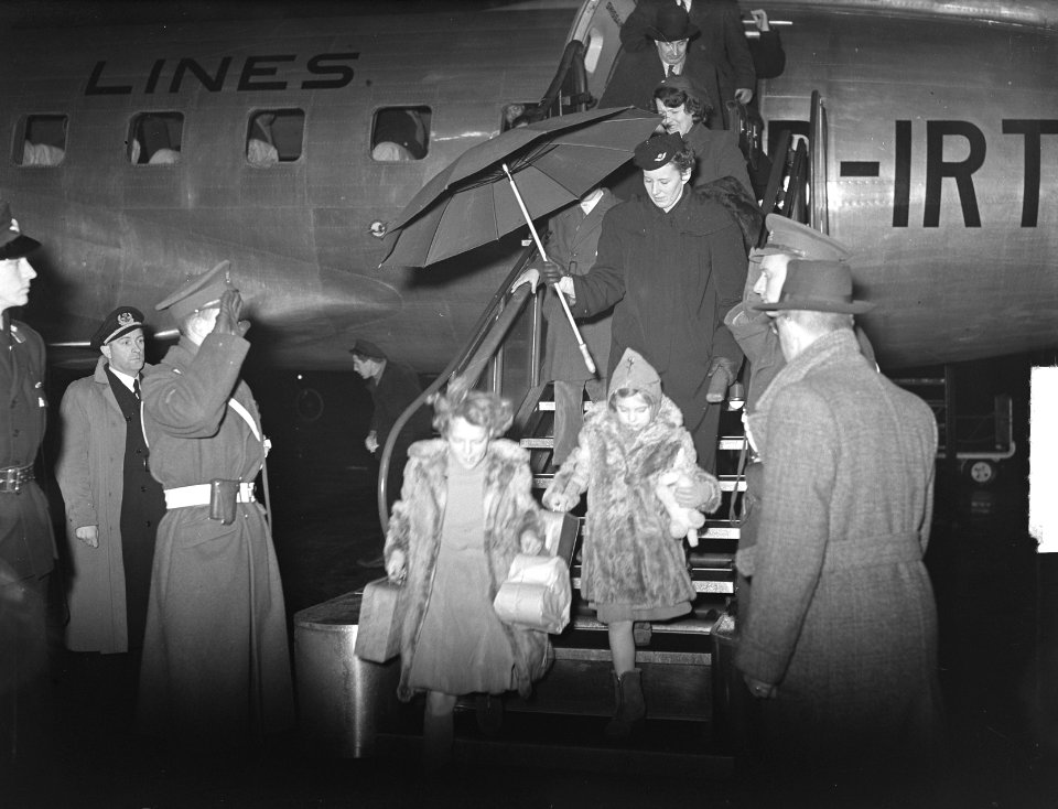 Aankomst Prinses Irene en Margriet op Schiphol uit Tirol, Bestanddeelnr 904-3748