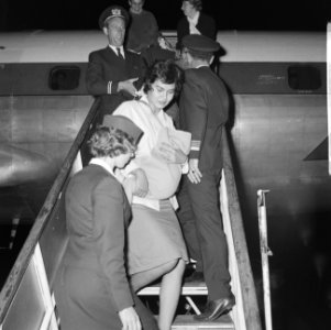 Aankomst Repatrianten uit Nieuw-Guinea op Schiphol, Bestanddeelnr 914-1821