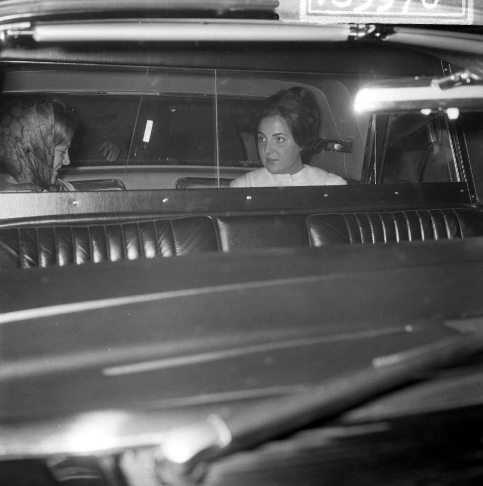 Aankomst Prinses Irene op Schiphol, Prinses Irene en Prinses Margriet in auto, Bestanddeelnr 916-5970