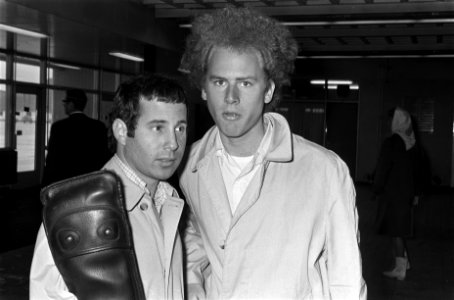 Aankomst Paul Simon (links) en Art Garfunkel op Schiphol, Bestanddeelnr 919-3035