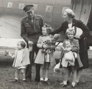 Aankomst prinses Juliana en de prinsessen op vliegveld Teuge vanuit Canada (Bestanddeelnr 021-0390, cropped)