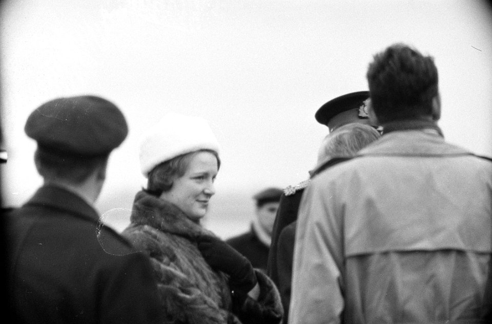 Aankomst Prinses Irene op Schiphol na verblijf in St Anton , op het platform we, Bestanddeelnr 912-0892