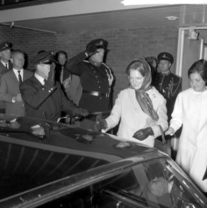 Aankomst Prinses Irene op Schiphol, Prinses Irene en Prinses Margriet bij de aut, Bestanddeelnr 916-5971