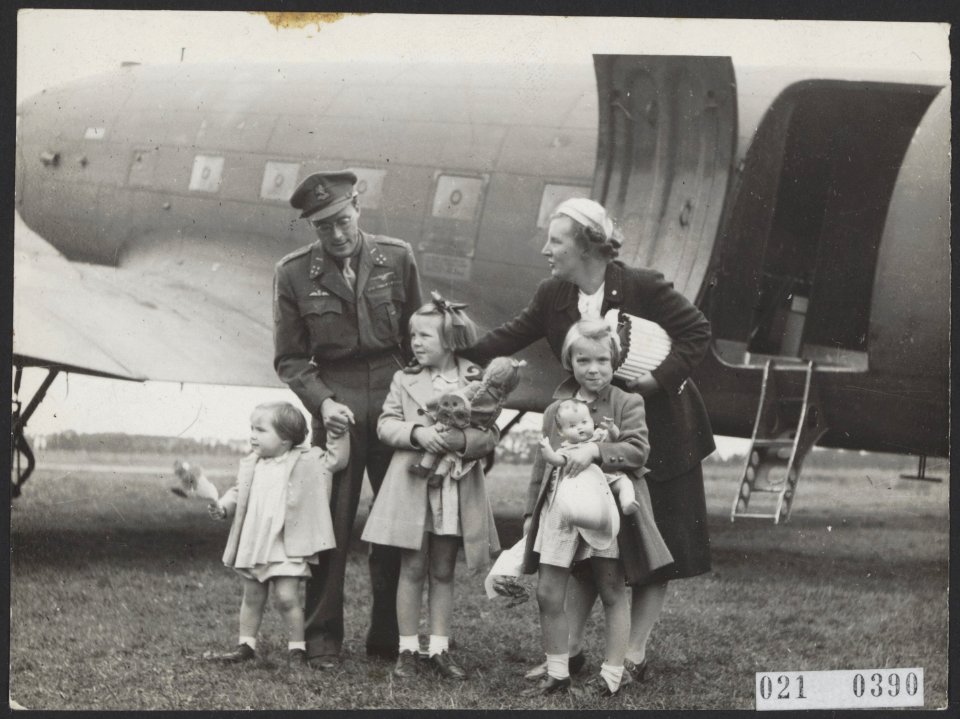 Aankomst prinses Juliana en de prinsessen op vliegveld Teuge vanuit Canada (via , Bestanddeelnr 021-0390