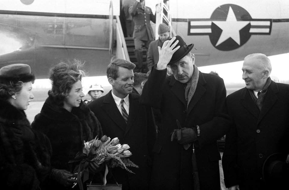 Aankomst R. Kennedy . Mevrouw Luns , mevrouw Kennedy en minister Luns, Bestanddeelnr 913-5623