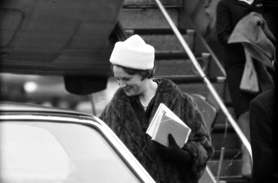 Aankomst Prinses Irene op Schiphol na verblijf in St Anton , op het platform we, Bestanddeelnr 912-0893