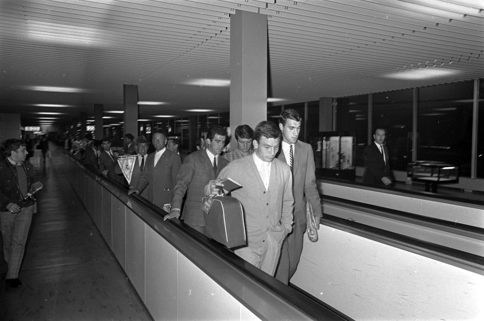 Aankomst Real Madrid op Schiphol. Per rolmat naar de aankomsthal, Bestanddeelnr 920-7133