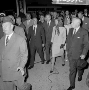 Aankomst Prinses Irene op Schiphol, Prinses Irene en Prinses Margriet bij de aut, Bestanddeelnr 916-5972