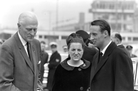 Aankomst prins Harald van Noorwegen op Schiphol afgehaald door prinses Margriet, Bestanddeelnr 918-8651