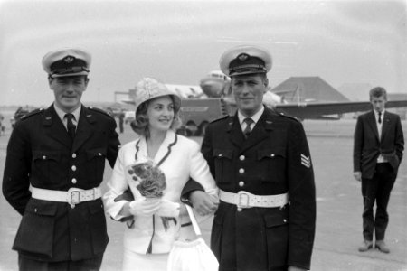 Aankomst Queen of the Sun Pamela Morgetroyd op Schiphol Pamela tussen 2 Schiph, Bestanddeelnr 911-4098