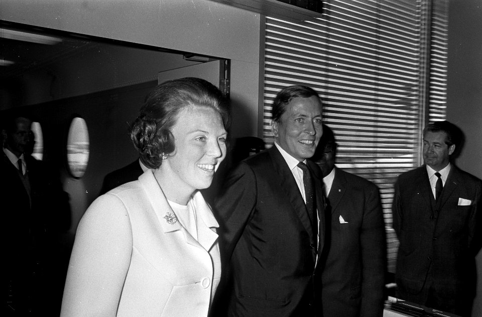 Aankomst prins Claus op Schiphol terug uit West. Prinses Beatrix kwam hem afhale, Bestanddeelnr 920-6131