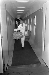 Aankomst prins Claus op Schiphol terug uit West. Prinses Beatrix en prins Claus, Bestanddeelnr 920-6133