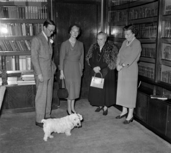 Aankomst Prinses Sibylle Soestdijk met hondje, Bestanddeelnr 905-3670