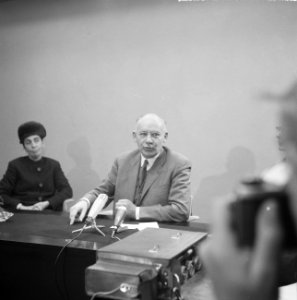 Aankomst prof. dr. Vondeling uit Amerika op Schiphol, prof. dr. Vondeling tijden, Bestanddeelnr 917-1512