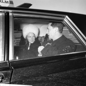 Aankomst prinses Irene en Hugo Carlos op Schiphol, Bestanddeelnr 918-6170