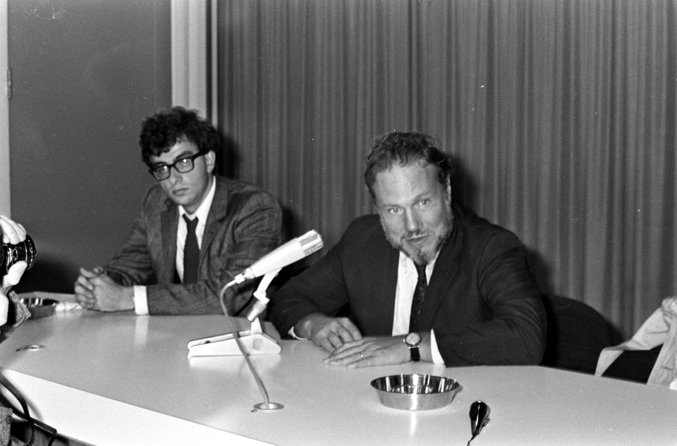 Aankomst professor dr. Leslie A. Fiedler op Schiphol. Professor A. Fiedler tijde, Bestanddeelnr 920-7420