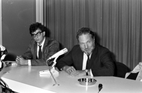 Aankomst professor dr. Leslie A. Fiedler op Schiphol. Professor A. Fiedler tijde, Bestanddeelnr 920-7420