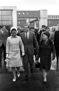 Aankomst prinses Margriet en Pieter van Vollenhoven op Schiphol, achter het paar, Bestanddeelnr 920-0926