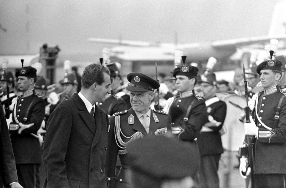 Aankomst Prins Juan Carlos op Schiphol, hier tijdens inspectie erewacht. Naast h, Bestanddeelnr 918-8646