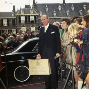 Aankomst prof.dr. H.J. Witteveen met koffertje bij Tweede Kamer, Bestanddeelnr 254-8196