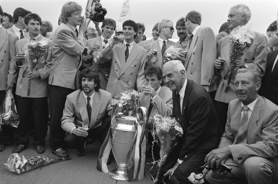 Aankomst PSV met Europa Cup I op vliegveld Eindhoven ir. Frits Philips en PSVer, Bestanddeelnr 934-2545