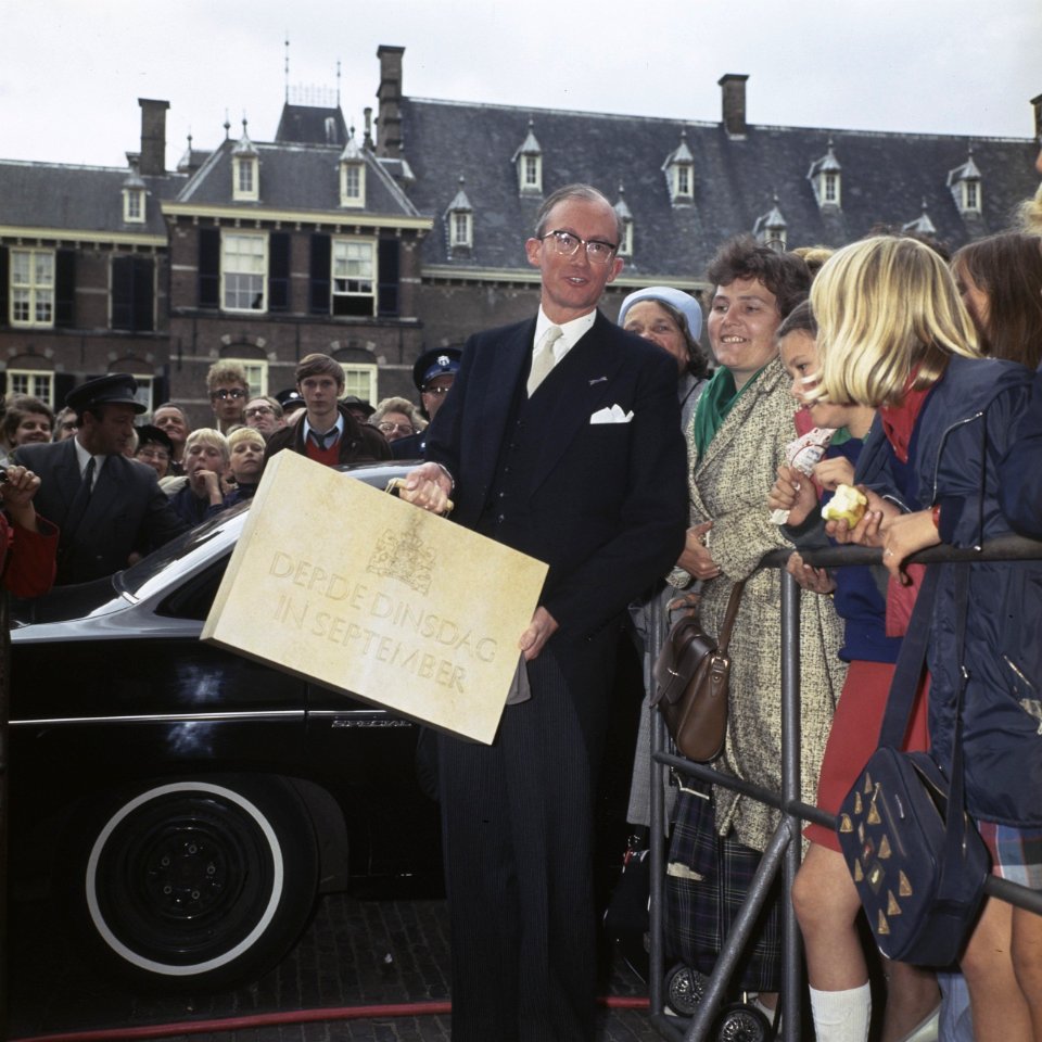 Aankomst prof.dr. H.J. Witteveen met koffertje bij Tweede Kamer, Bestanddeelnr 254-8197