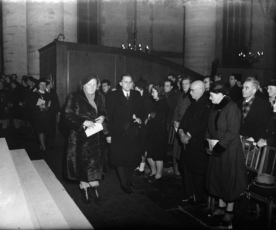 Aankomst Prinses Juliana in de Grote- of St. Bavo te Haarlem, Bestanddeelnr 901-2740