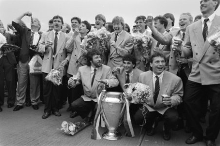 Aankomst PSV met Europa Cup I op vliegveld Eindhoven, Bestanddeelnr 934-2547