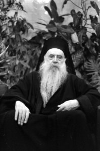 Aankomst Patriarch Athenagoras op Schiphol samen met Griekse reder Onassis, Bestanddeelnr 920-8102