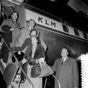 Aankomst prof. A. Knoppers uit New York op Schiphol, Bestanddeelnr 908-5605