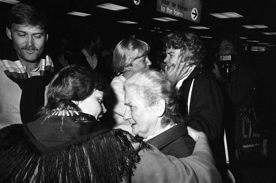 Aankomst passagaiers Achille Lanro , die aan de kaping waren ontkomen, op Schiph, Bestanddeelnr 933-4508