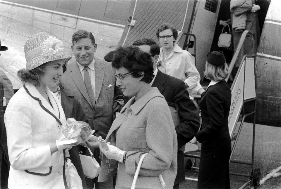 Aankomst Queen of the Sun Pamela Morgetroyd op Schiphol, Bestanddeelnr 911-4097