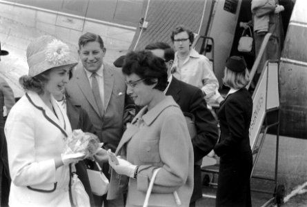 Aankomst Queen of the Sun Pamela Morgetroyd op Schiphol, Bestanddeelnr 911-4097