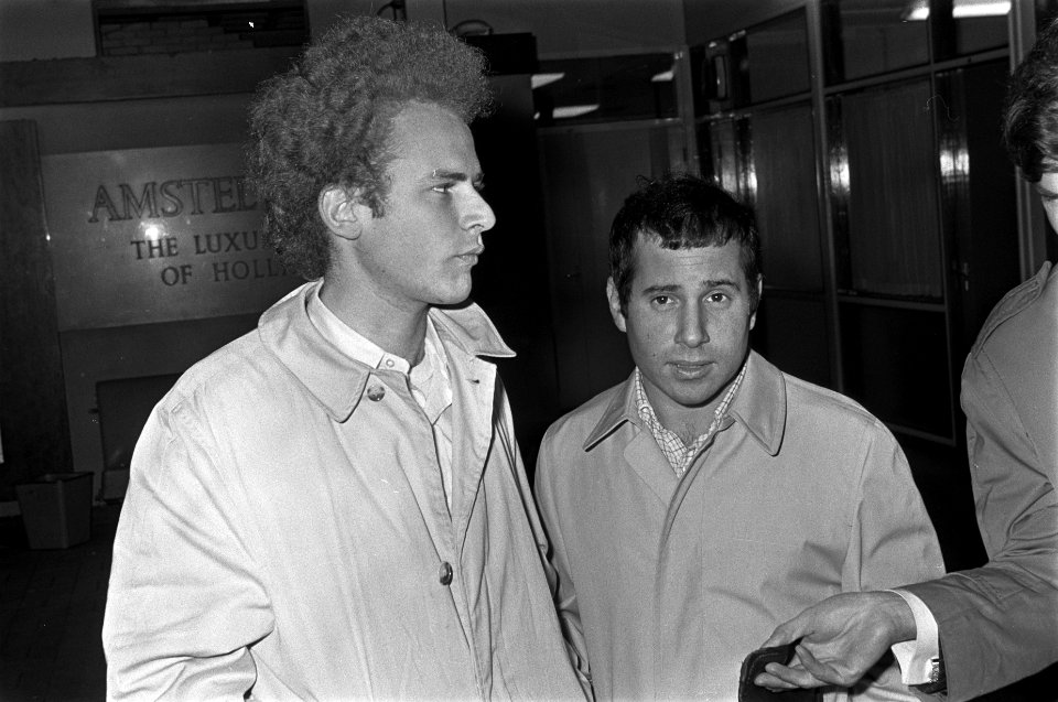 Aankomst Paul Simon (rechts) en Art Garfunkel op Schiphol, Bestanddeelnr 919-3036