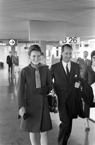 Aankomst prinses Irene en prins Charles op Schiphol. Prinses Irene brengt bloeme, Bestanddeelnr 921-2909